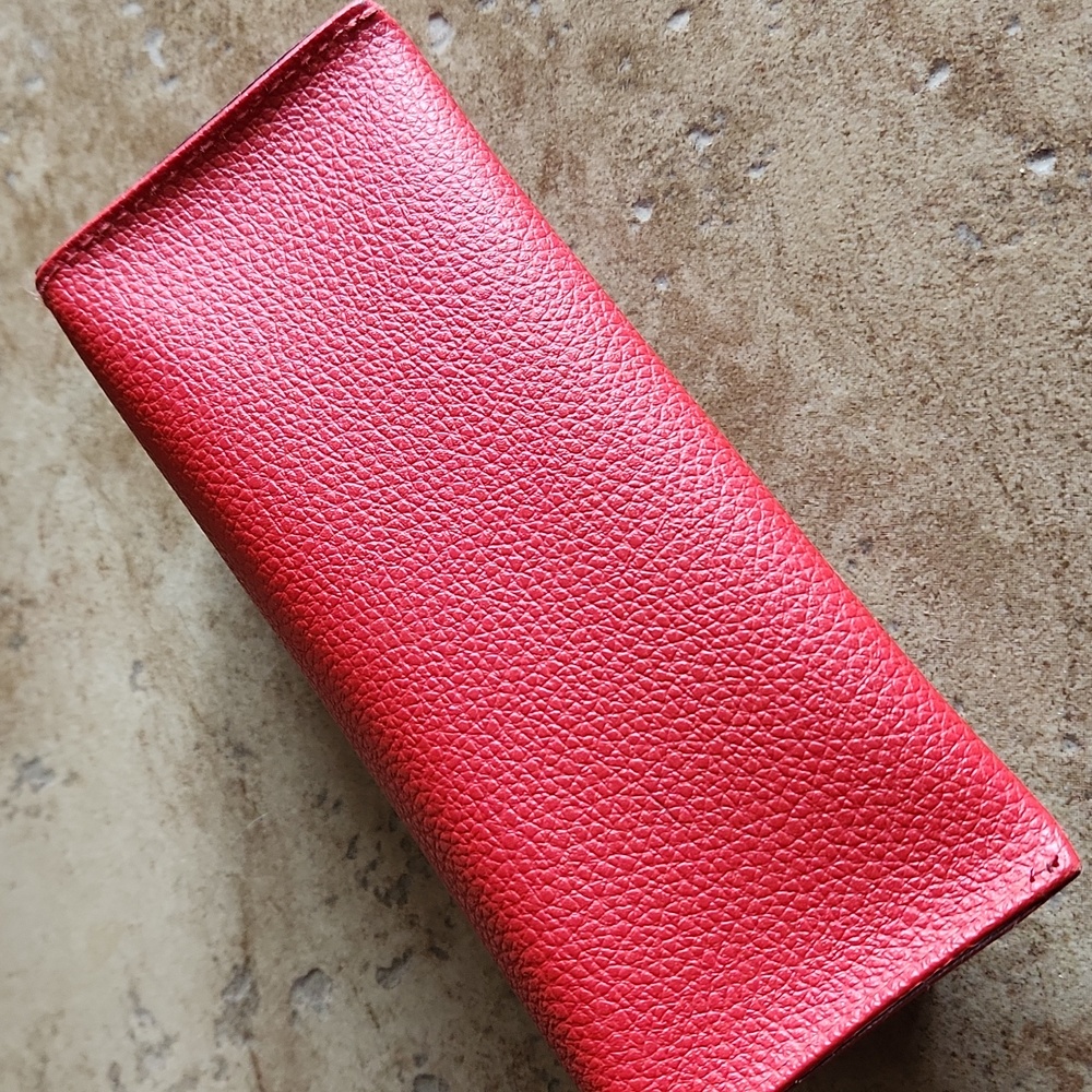 GUESS red eyeglasses holder with faux pebbled leather shell and velvet inside - Picture 2 of 7